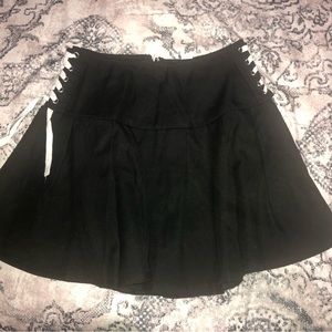 Hot Topic Black & White Lace-Up Pleated Skirt Size: M